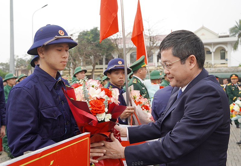 Đồng chí Phó Chủ tịch UBND tỉnh Phan Phong Phú tặng hoa, động viên các tân binh lên đường nhập ngũ.