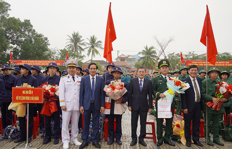  Đồng chí Phó Chủ tịch UBND tỉnh Phan Phong Phú và lãnh đạo huyện Bố Trạch tặng hoa, động viên các tân binh lên đường nhập ngũ.