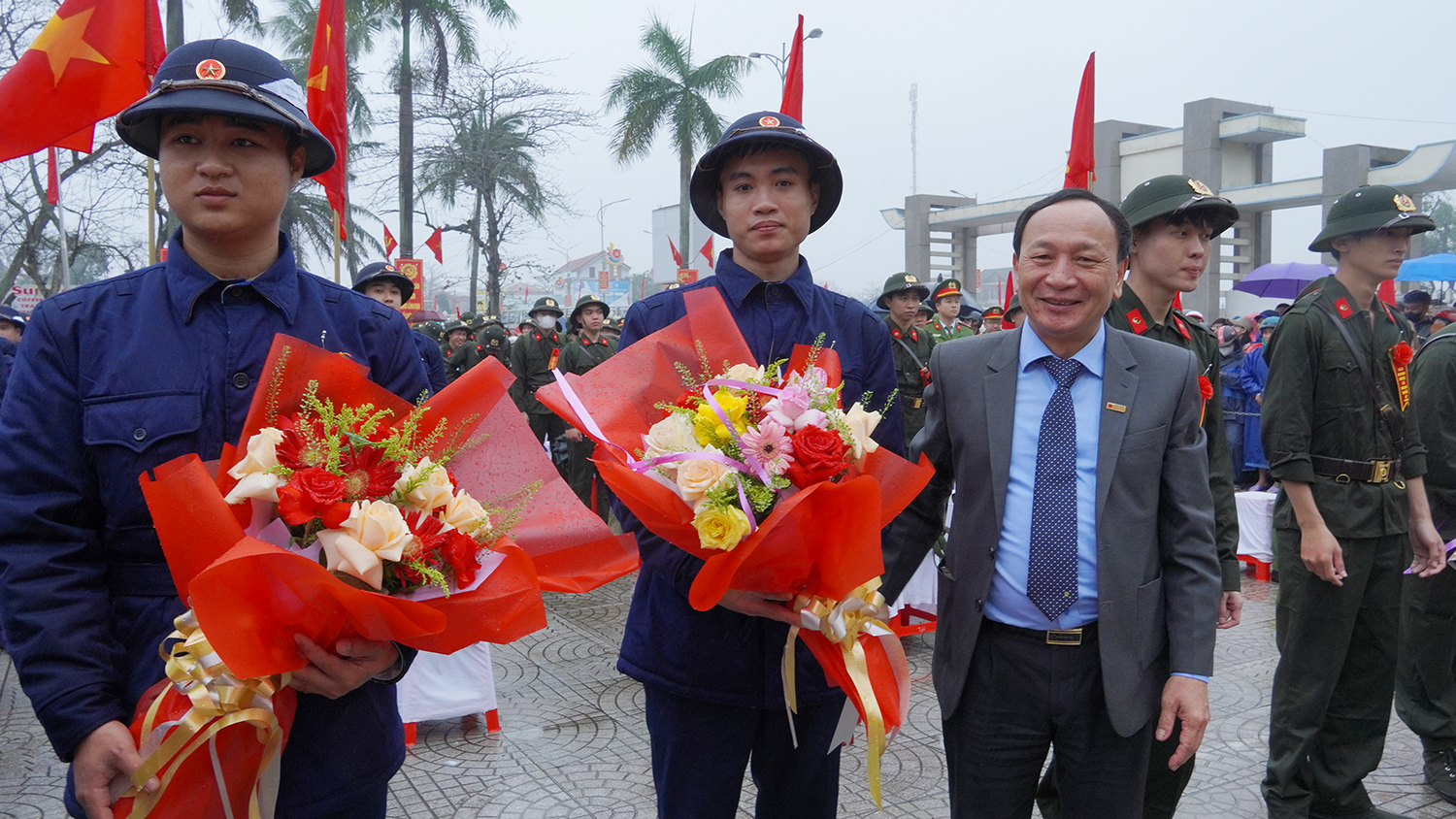 Đồng chí Phó Bí thư Thường trực Tỉnh ủy Trần Hải Châu tặng hoa động viên các tân binh.