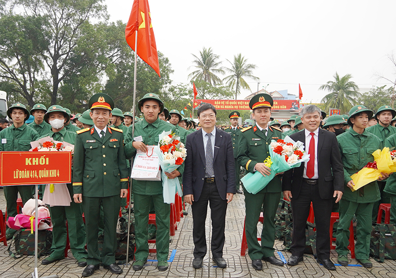 Các đồng chí lãnh đạo Sở Y tế và huyện Bố Trạch tặng hoa cho các tân binh.