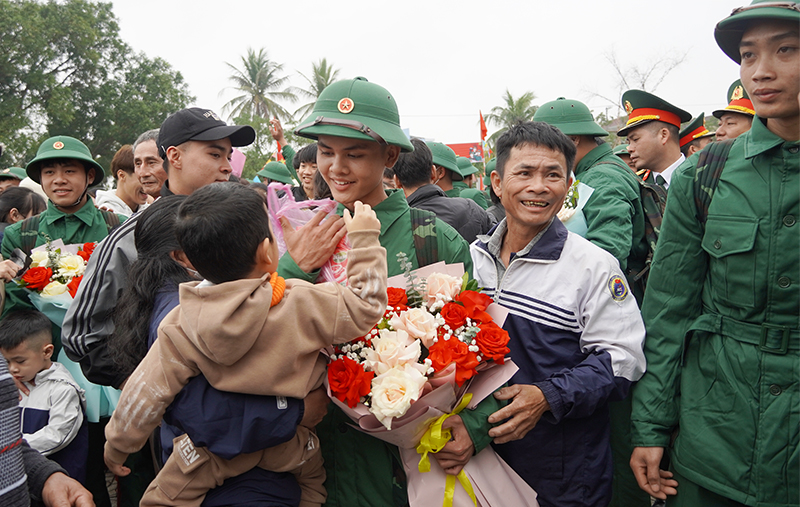 Giây phút chia tay giữa tân binh và người thân trước giờ lên đường nhận nhiệm vụ.