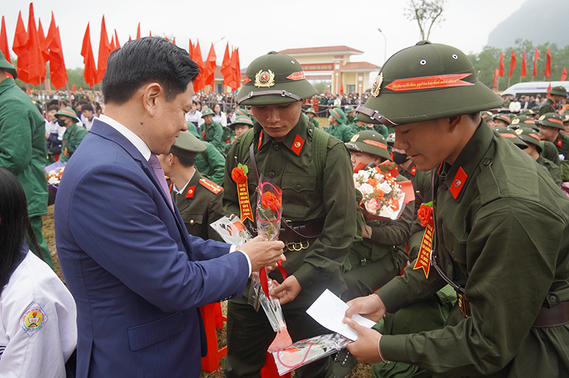 Đồng chí Phó Chủ tịch HĐND tỉnh tặng hoa, động viên tân binh lên đường nhập ngũ năm 2025.