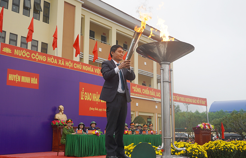 Đồng chí Bí thư huyện ủy Minh Hóa Bùi Anh Tuấn đốt đuốc truyền thống ngày lễ giao nhận quân 2025