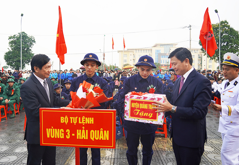 Đồng chí Phó Chủ tịch Thường trực HĐND tỉnh Nguyễn Công Huấn tặng hoa, động viên các tân bình.