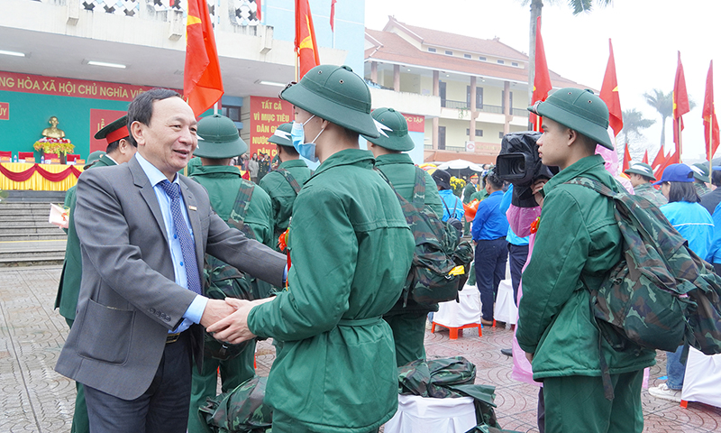 Đồng chí Phó Bí thư Thường trực Tỉnh ủy Trần Hải Châu động viên tân binh trước giờ lên đường nhập ngũ.