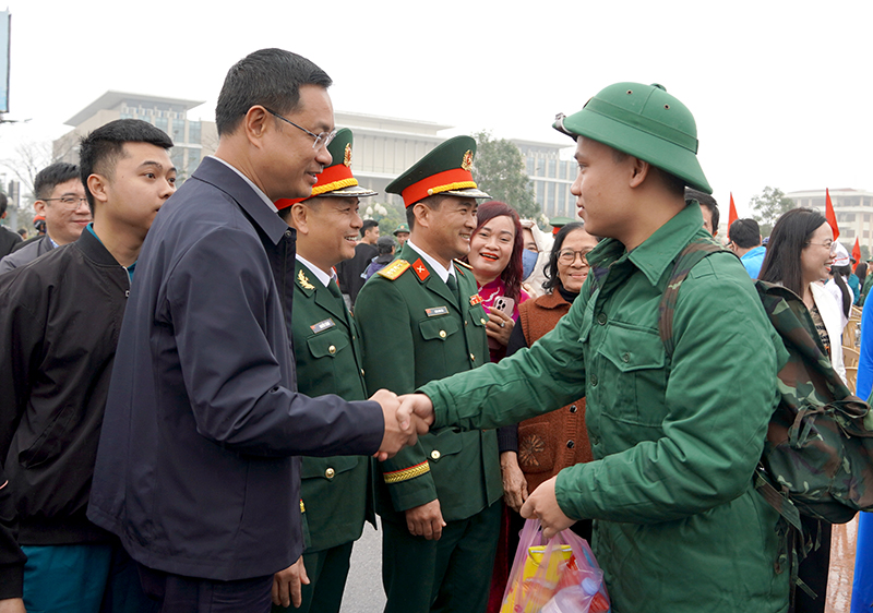 Đồng chí Bí thư Tỉnh ủy Lê Ngọc Quang động viên các tân binh lên đường hoàn thành tốt nhiệm vụ.