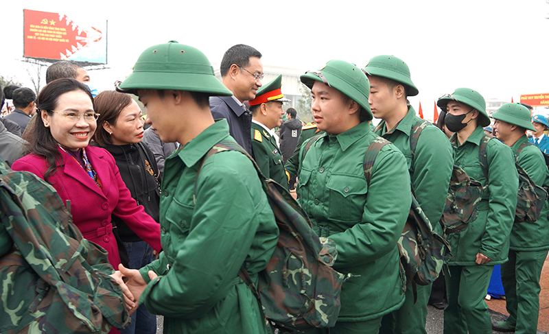 Đồng chí Bí thư Thành ủy Đồng Hới Phạm Thị Hân động viên các tân binh lên đường mạnh khỏe.