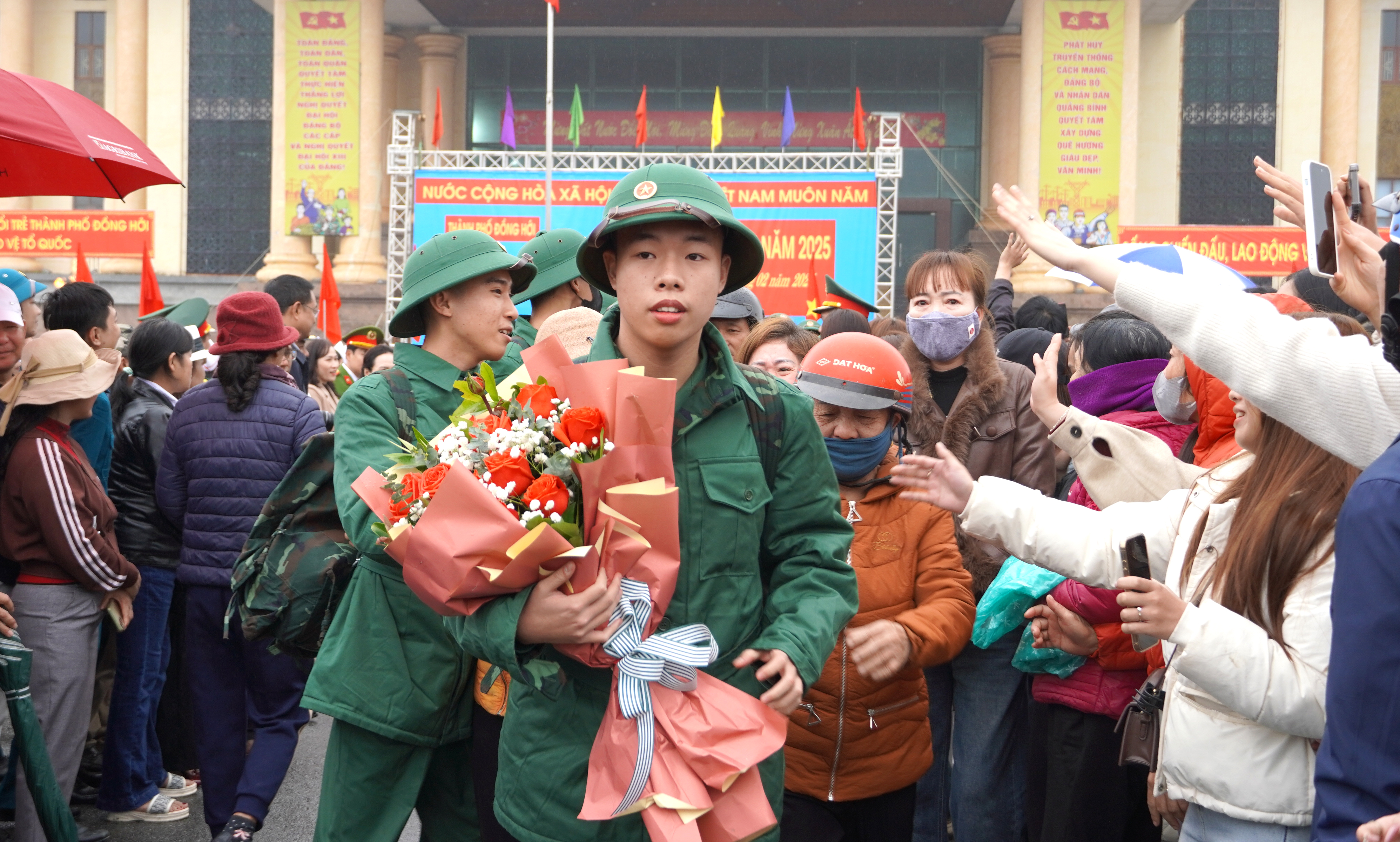 Tuổi trẻ Đồng Hới sẵn sàng lên đường nhập ngũ.