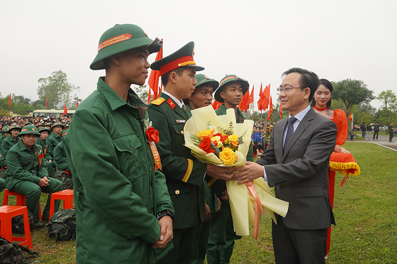 Đồng chí Phó Chủ tịch UBND tỉnh Hoàng Xuân Tân tặng hoa các đơn vị nhận quân.