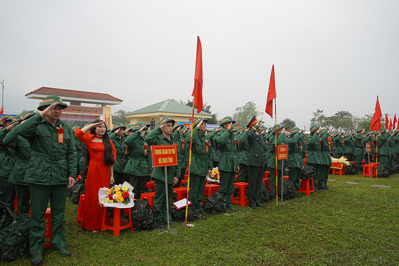 Các tân binh huyện Tuyên Hóa trước lúc lên đường nhập ngũ.