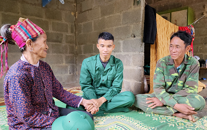 Tân binh Hồ Dan và bà nội trước ngày lên đường.