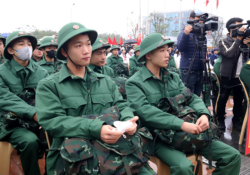 Hai anh em song sinh Bùi Việt Huy, Bùi Việt Hoàng tại điểm giao nhận quân TP. Đồng Hới.