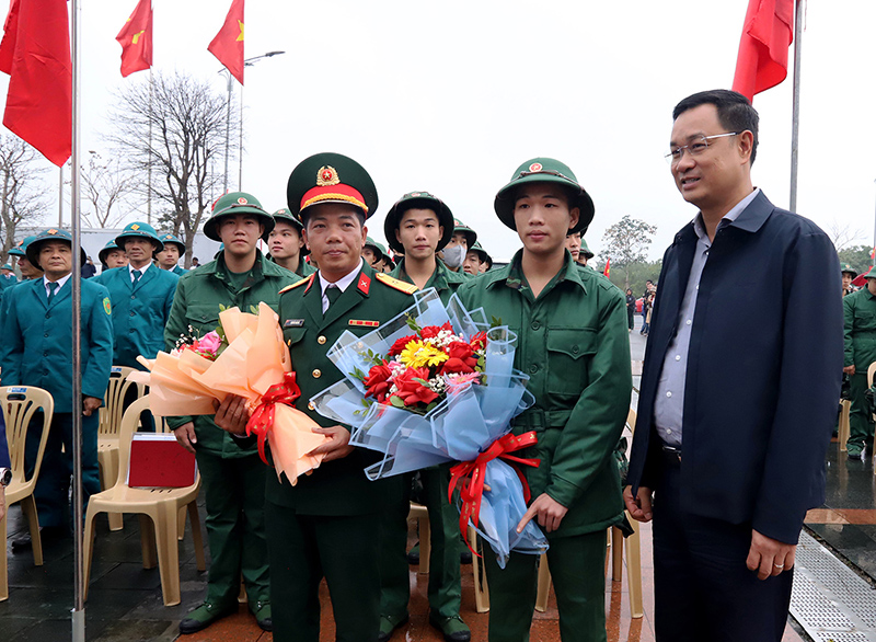 Đồng chí Bí thư Tỉnh ủy Lê Ngọc Quang cùng lãnh đạo TP. Đồng Hới thăm hỏi, động viên hai anh em Bùi Việt Huy, Bùi Việt Hoàng trước ngày lên đường.