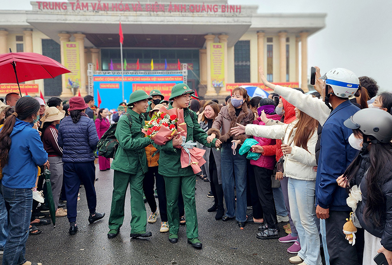 Tiễn đưa con em quê hương lên đường nhập ngũ.