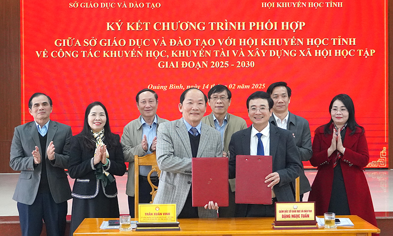 Lãnh đạo Sở GD-ĐT với Hội Khuyến học tỉnh ký kết chương trình phối hợp.