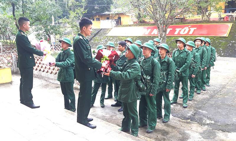 Cán bộ Tiểu đoàn Huấn luyện-Cơ động, Bộ đội Biên phòng tỉnh tặng hoa, đón nhận cho các chiến sĩ mới.