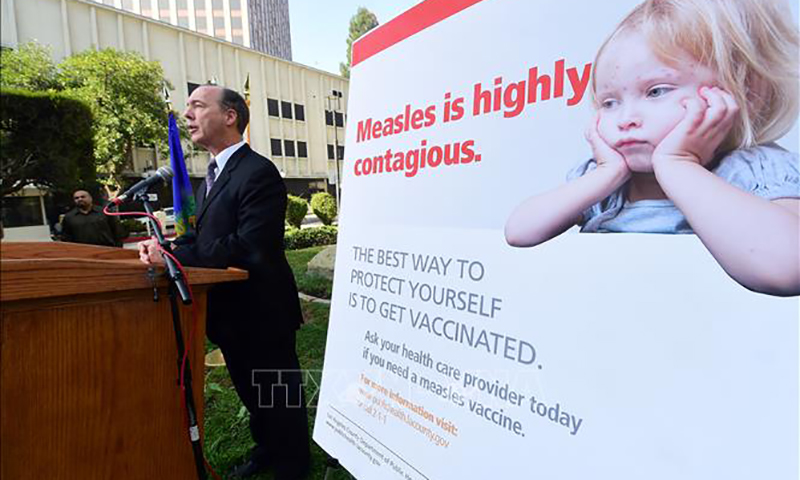 Tuyên truyền tiêm chủng vaccine phòng ngừa bệnh sởi tại Los Angeles, bang California, Mỹ. Ảnh: AFP/TTXVN