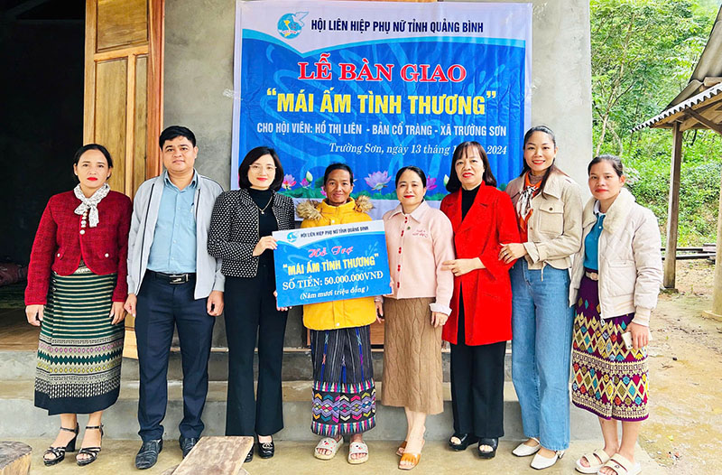 Trao hỗ trợ nhà “Mái ấm tình thương” cho hội viên phụ nữ bản Cổ Tràng, xã Trường Sơn (Quảng Ninh).