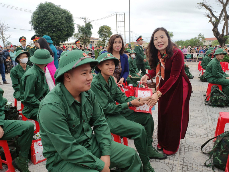 Chị Lê Thị Lệ Hồng, Trưởng phòng LĐ-TB và XH huyện Quảng Trạch (có đơn xin nghỉ hưu trước tuổi) tặng quà cho các tân binh lên đường nhập ngũ.