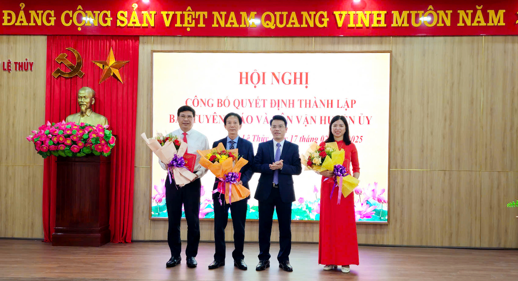 Đại điện lãnh đạo Huyện ủy Lệ Thủy trao quyết định và tặng hoa các cá nhân được bổ nhiệm giữ chức vụ lãnh đạo Ban Tuyên giáo và Dân vận Huyện ủy. 