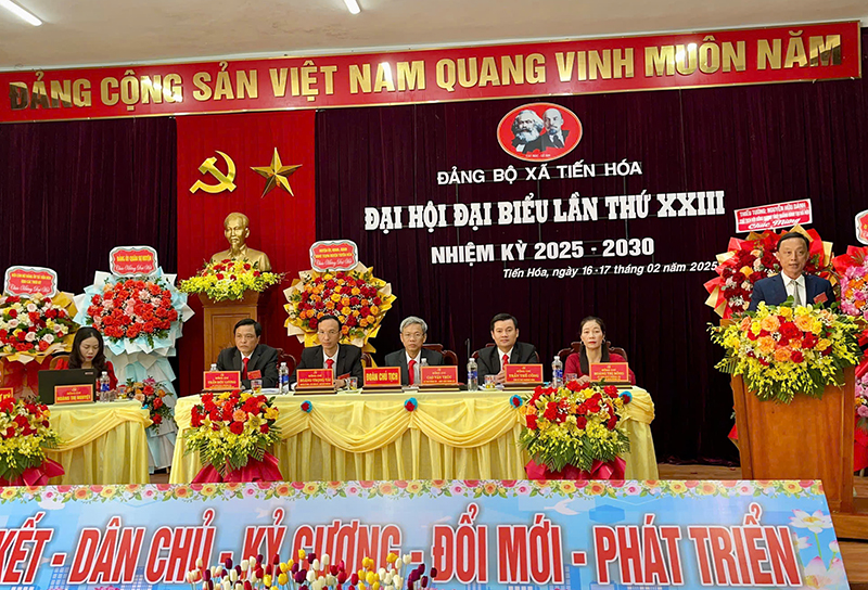 Lãnh đạo huyện Tuyên Hóa phát biểu tại Đại hội Đảng bộ xã Tiến Hóa.
