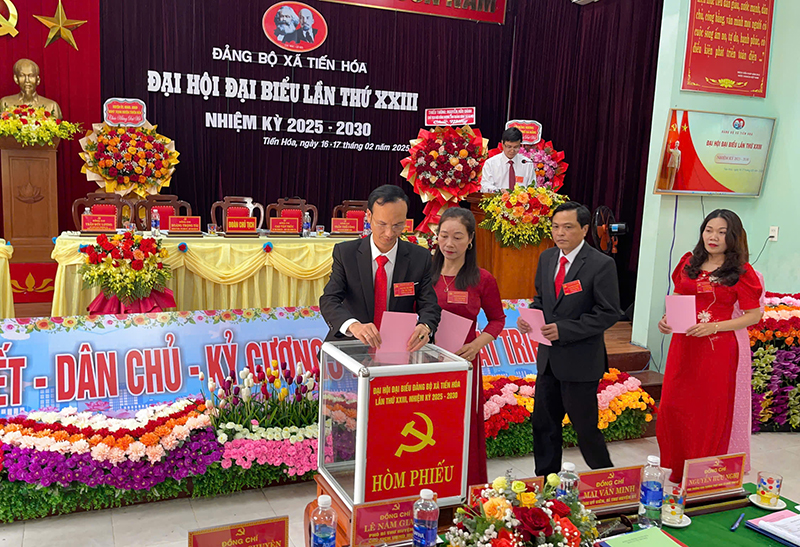 Các đại biểu bầu Ban Chấm hành Đảng bộ xã Tiến Hóa nhiệm kỳ mới.