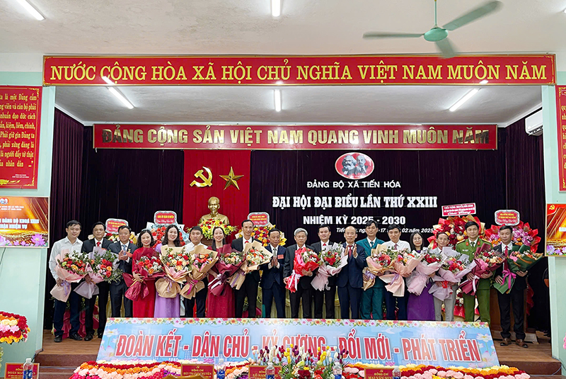 Ban Chấp hành Đảng bộ xã Tiến Hóa nhiệm kỳ mới ra mắt.