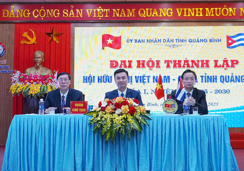 Các đồng chí trong đoàn chủ tịch điều hành đại hội