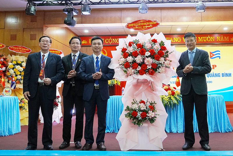 Đồng chí Lương Ngọc Bính, nguyên Uỷ viên Ban Cháp hành Trung ương Đảng, nguyên Bí thư Tỉnh ủy, Chủ tịch Liên hiệp các tổ chức hữu nghị tỉnh Quảng Bình tặng hoa chúc mừng đại hội.