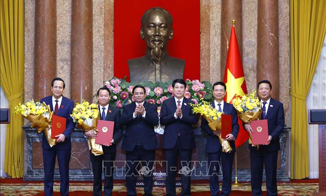 Chủ tịch nước Lương Cường trao Quyết định bổ nhiệm, Thủ tướng Phạm Minh Chính tặng hoa chúc mừng Bộ trưởng Bộ Nông nghiệp và Môi trường Đỗ Đức Duy, Bộ trưởng Bộ Xây dựng Trần Hồng Minh, Bộ trưởng Bộ Khoa học và Công nghệ Nguyễn Mạnh Hùng, Bộ trưởng Bộ Dân tộc và Tôn giáo Đào Ngọc Dung. Ảnh: Lâm Khánh/TTXVN