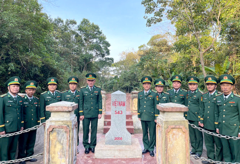 Cán bộ, chiến sĩ Đồn Biên phòng Cà Roòng tuần tra biên giới dịp Tết Nguyên đán.