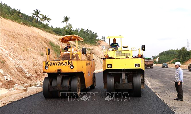 Lu lèn bê tông nhựa mặt đường cao tốc tuyến Bắc-Nam phía đông, giai đoạn 2021-2025. Ảnh minh họa: Xuân Triệu/TTXVN