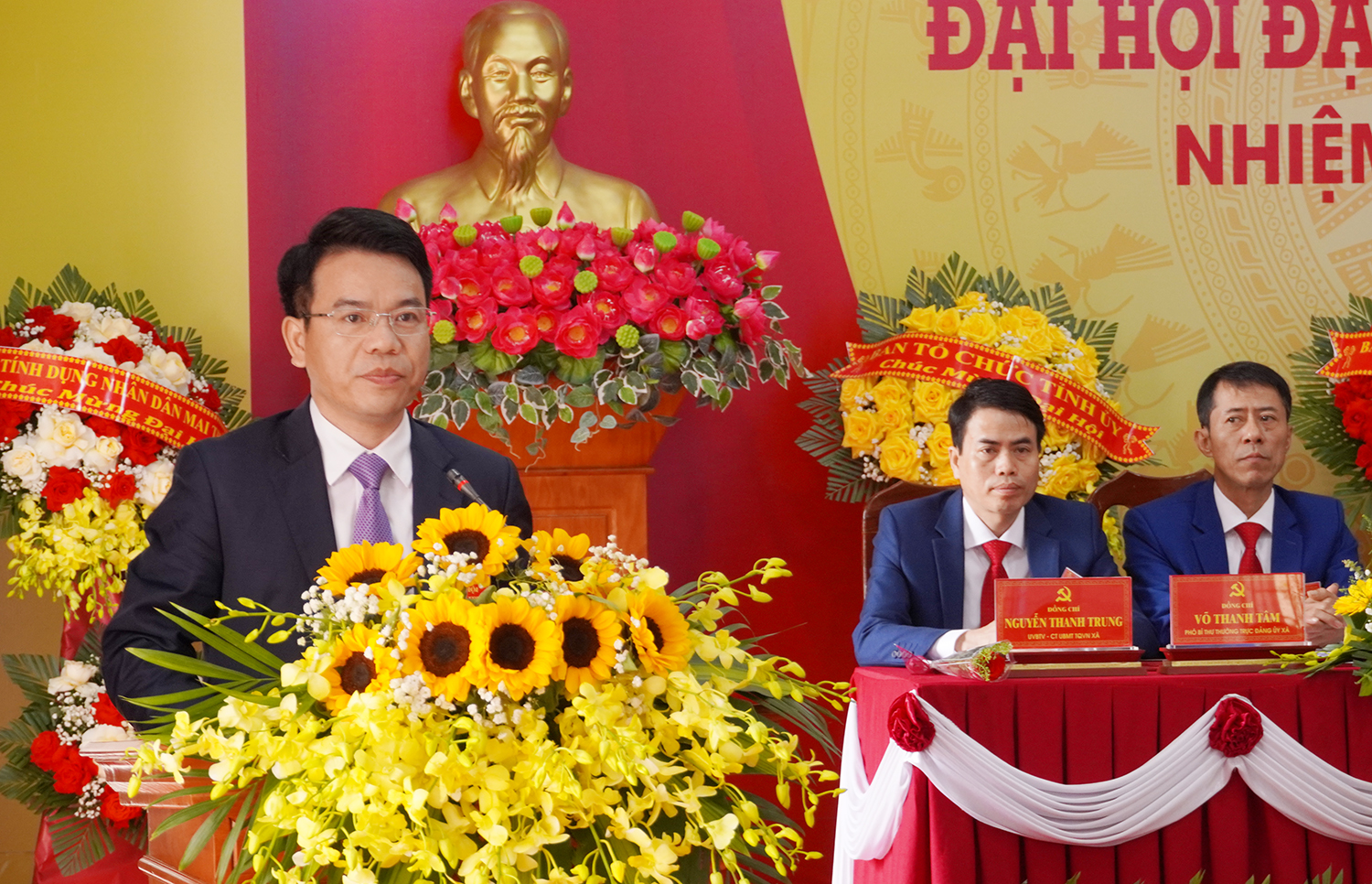 Đại diện lãnh đạo Huyện ủy Lệ Thủy phát biểu chỉ đạo tại đại hội.