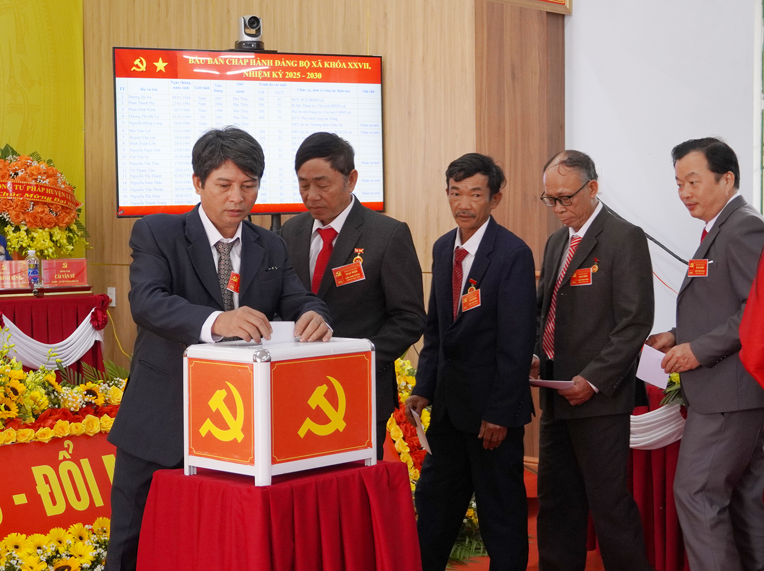 Các đại biểu bỏ phiếu bầu Ban Chấp hành Đảng bộ xã Mai Thủy nhiệm kỳ mới.