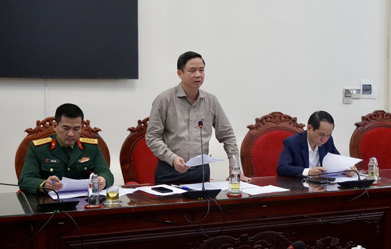 Lãnh đạo Sở Lao động-Thương binh và Xã hội báo cáo kết quả triển khai chương trình xóa nhà tạm, nhà dột nát thời gian qua.