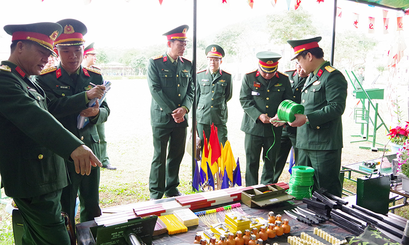 Kiểm tra nơi ăn ở sinh hoạt của chiến sĩ mới.