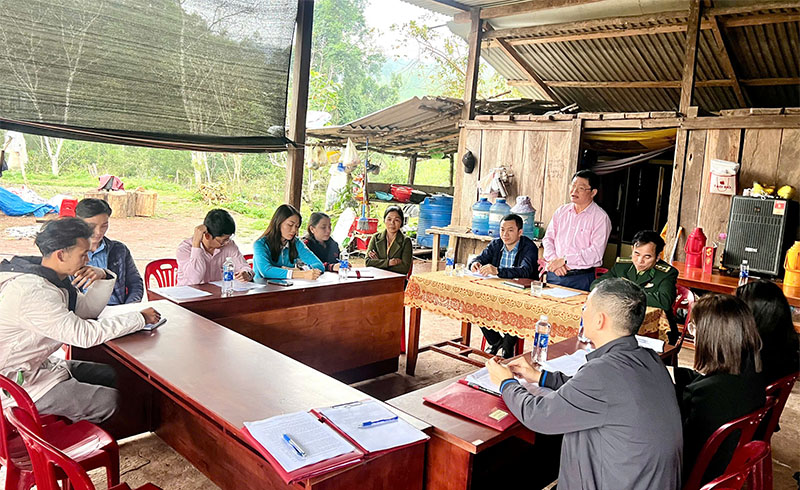 Chi nhánh NHCSXH tỉnh có buổi làm việc với bản PLoang, xã Trường Sơn