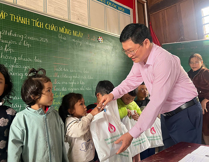 Lãnh đạo NHCSXH tỉnh trao quà cho các em học sinh ở điểm trường bản Ploang