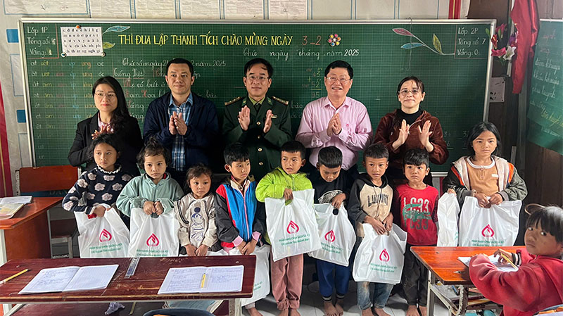 Trao 40 suất quà cho các em học sinh