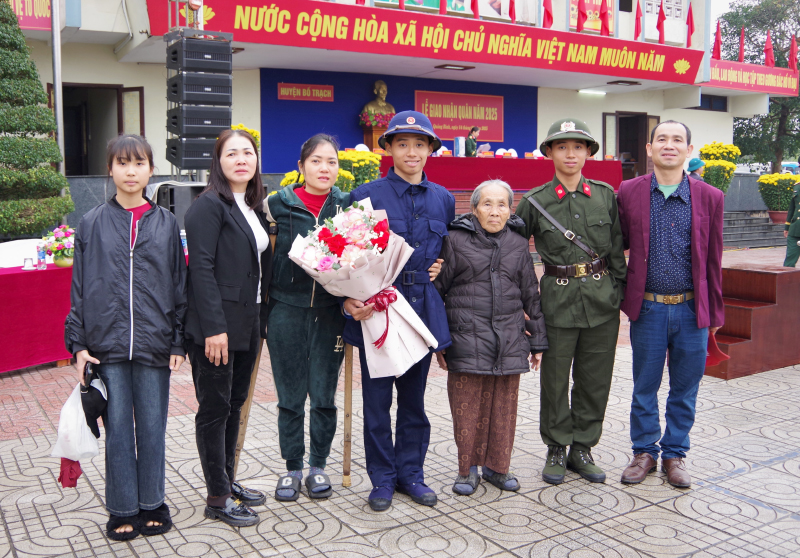 Gia đình công dân Lê Tài Anh và Lê Tài Em trong ngày hội giao quân.