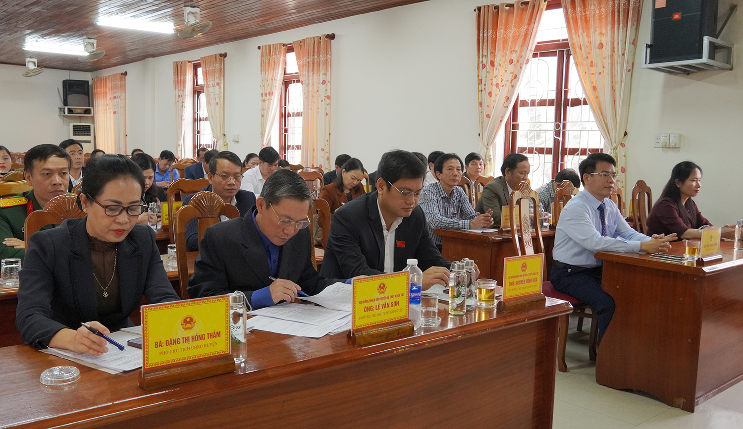 Các đại biểu tham dự kỳ họp.