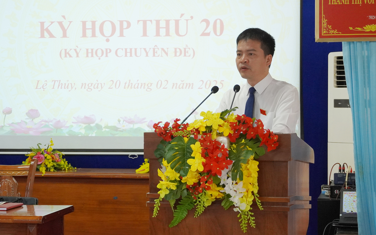Chủ tịch HĐND huyện Lệ Thủy Phan Hồng Đăng phát biểu tại kỳ họp.