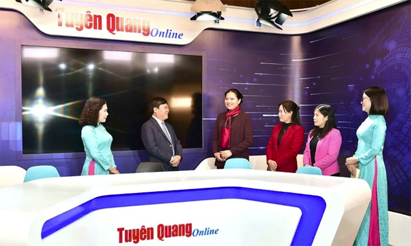 Đồng chí Bí thư Tỉnh ủy Hà Thị Nga thăm phòng studio của Báo Tuyên Quang.
