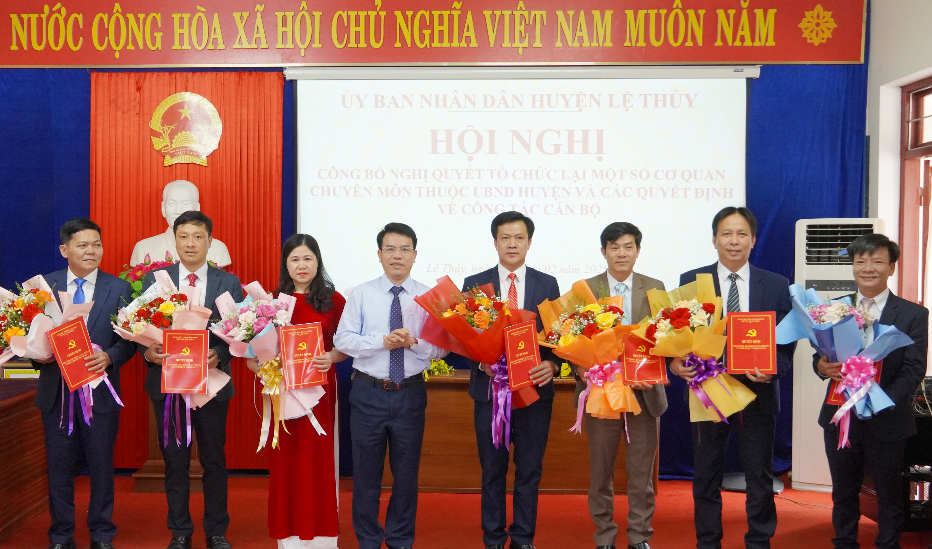 Đại diện lãnh đạo Huyện ủy Lệ Thủy trao quyết định bổ nhiệm cho các Trưởng phòng mới thành lập, hợp nhất.