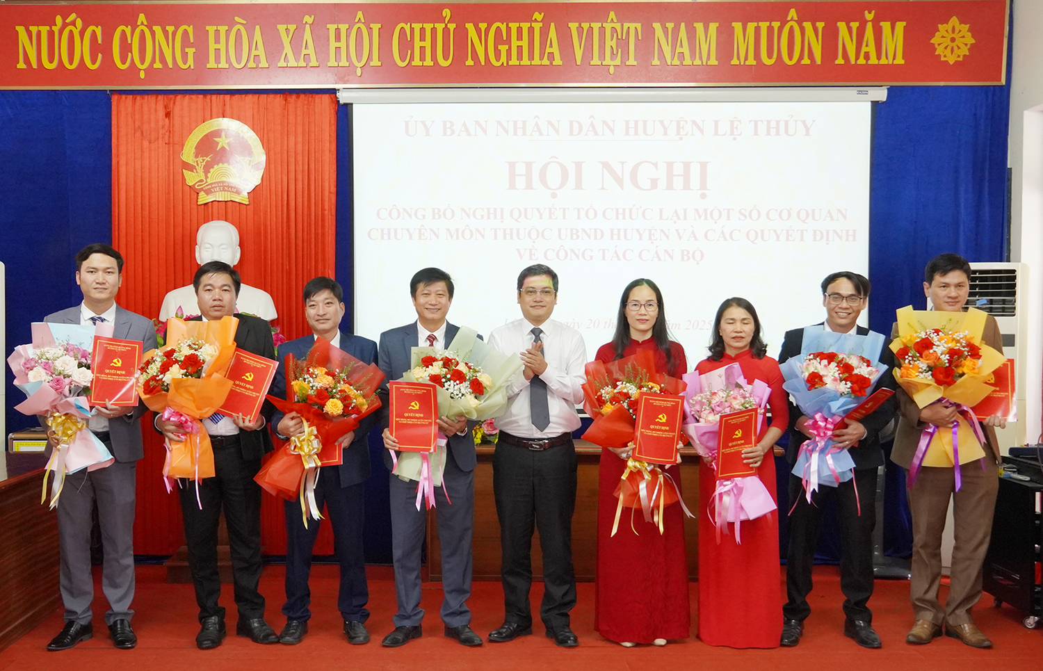 Đại diện lãnh đạo UBND huyện Lệ Thủy trao quyết định bổ nhiệm cho các  Phó Trưởng phòng mới thành lập, hợp nhất.