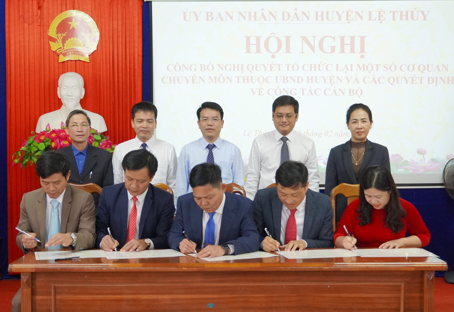 Ký cam kết trách nhiệm và xử lý trách nhiệm đối với người đứng đầu và cấp phó của người đứng đầu cơ quan thuộc diện Ban Thường vụ Huyện uỷ quản lý trong thực hiện chức trách, nhiệm vụ được giao