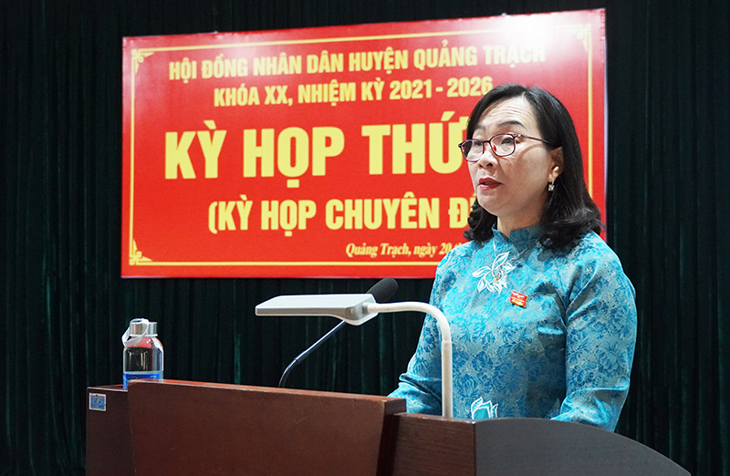 Đại diện lãnh đạo HĐND huyện phát biểu tại kỳ họp.