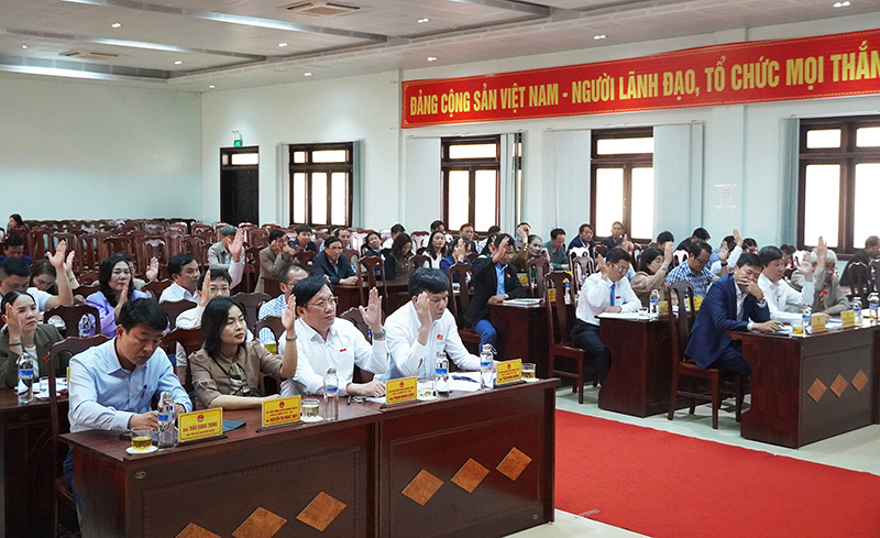 Các đại biểu HĐND huyện Quảng Trạch biểu quyết thông qua các nghị quyết.