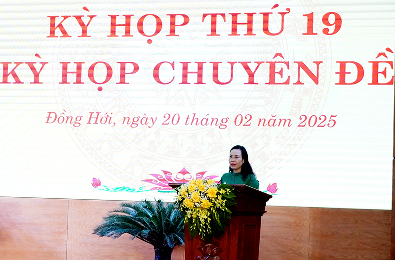 Đồng chí Bí thư Thành ủy Đồng Hới Phạm Thị Hân phát biểu tại kỳ họp.