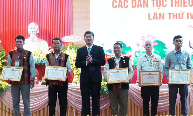 Ông Đinh Văn Chờ (thứ 2 từ phải sang) nhận kỷ niệm chương  “Vì sự phát triển sự nghiệp các dân tộc”.